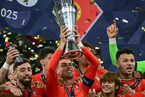 壹号官网入口 -包含葡萄牙体育发布备战花絮，赛后官宣签约，荷甲任务艰巨，临场指挥获称赞的词条